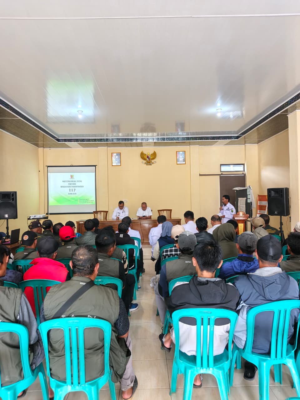 camat-rancabali-hadiri-musyawarah-desa-penetapan-rkp-desa-indragiri-tahun-2026