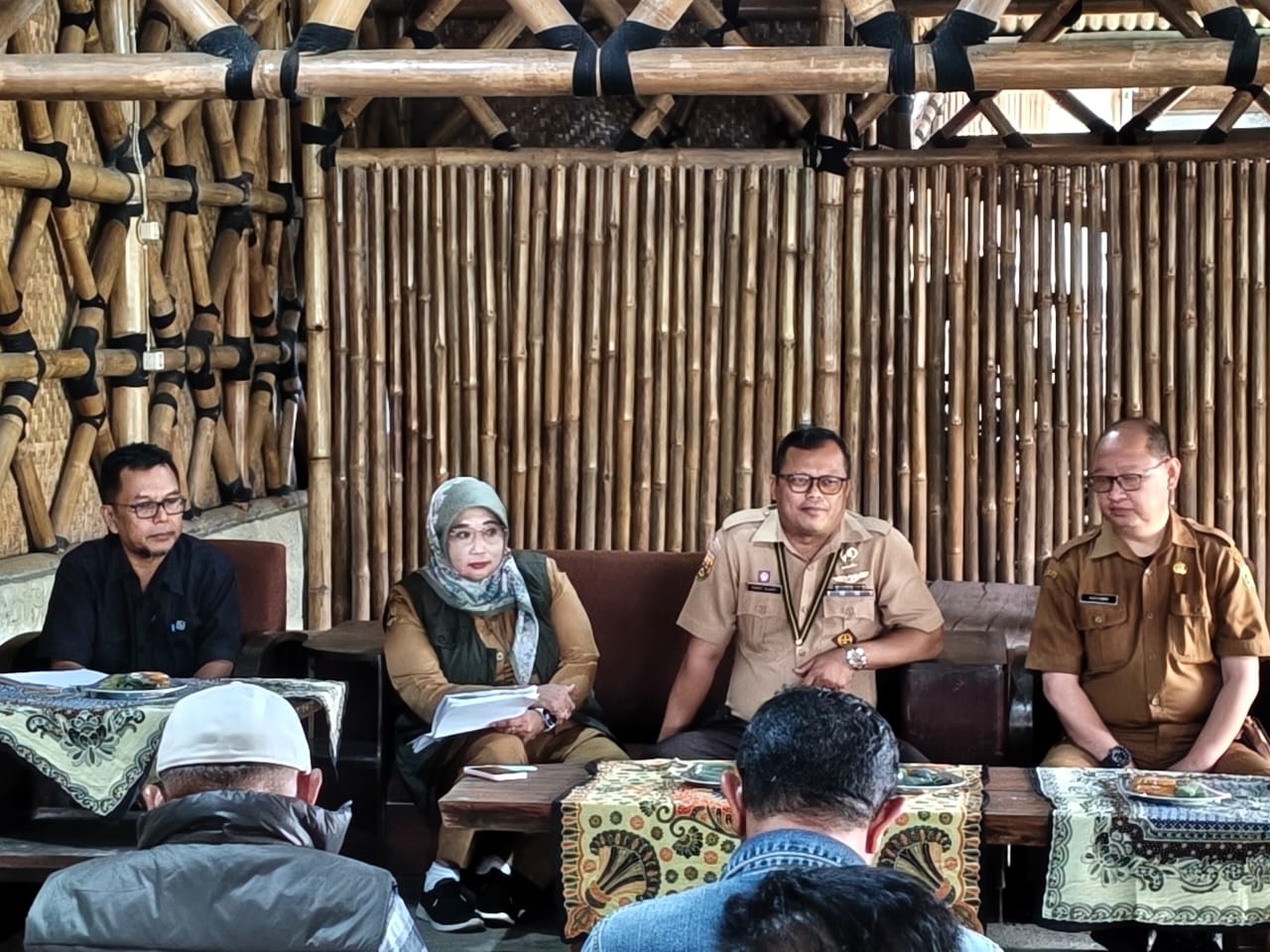 tim-pembina-daerah-lakukan-monev-bantuan-keuangan-desa-di-kecamatan-rancabali