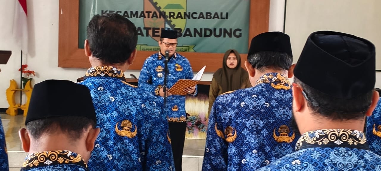menjaga-disiplin-di-tengah-cuaca-buruk-apel-pagi-digelar-di-aula-kecamatan